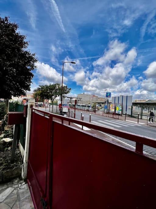 La Maison Est Situee En Face De La Gare Bondy Exterior foto