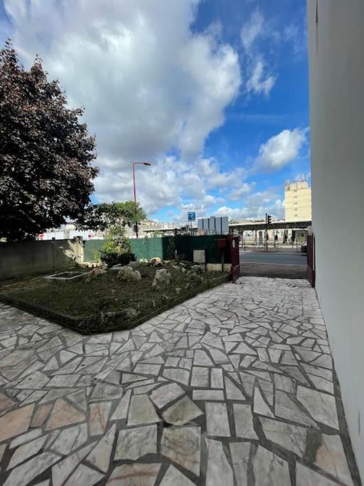 La Maison Est Situee En Face De La Gare Bondy Exterior foto